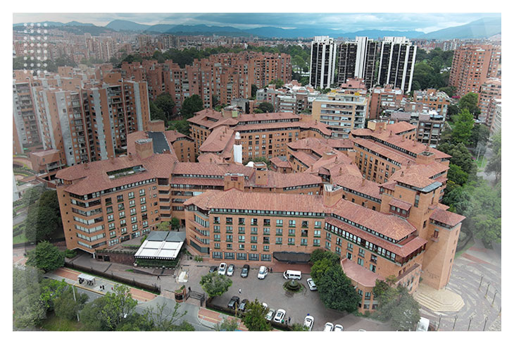 Vista aérea del Hotel La Fontana, un conjunto de edificios en ladrillo rodeado de zonas verdes y ubicado al norte de Bogotá, ideal para adquirir las promociones de Hoteles Estelar para hacer reservas en el Hotel La Fontana