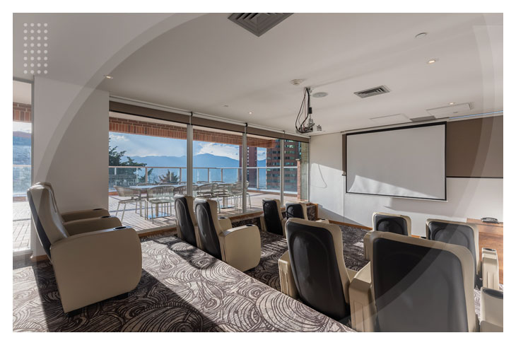 Espacio que hace parte de la promoción en el Hotel Estelar La Torre Suites, con sala de proyección equipada con sillas tipo cine, proyector y acceso a terraza con vista panorámica