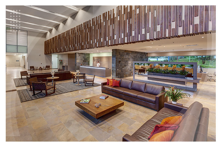 Lobby principal con sofás en cuero, mesa de centro en madera, una amplia recepción y detalles decorativos que dan la bienvenida a quienes buscan un hotel en la mejor zona de Villavicencio
