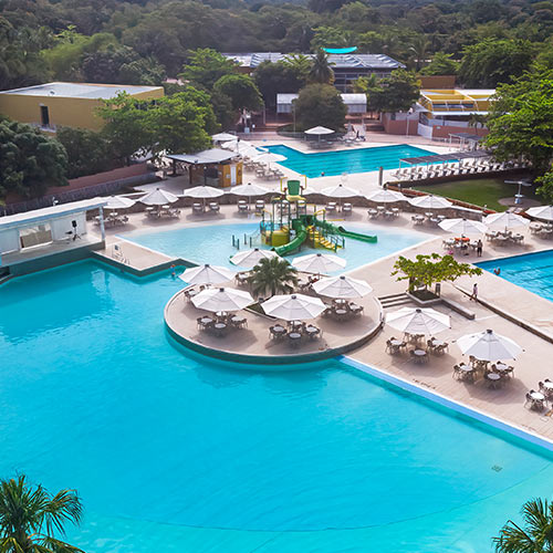 Dos piscinas, una alargada y otra pequeña con cerca de 20 mesas de playa en los alrededores, y diversas zonas verdes a las que se pueden acceder con una reserva del hotel Lagosol una noche entre semana